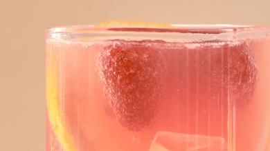 Receita de salada de folhas com frutas harmonizada com Pink Lemonade com Gás B.blend, por @casadamerci